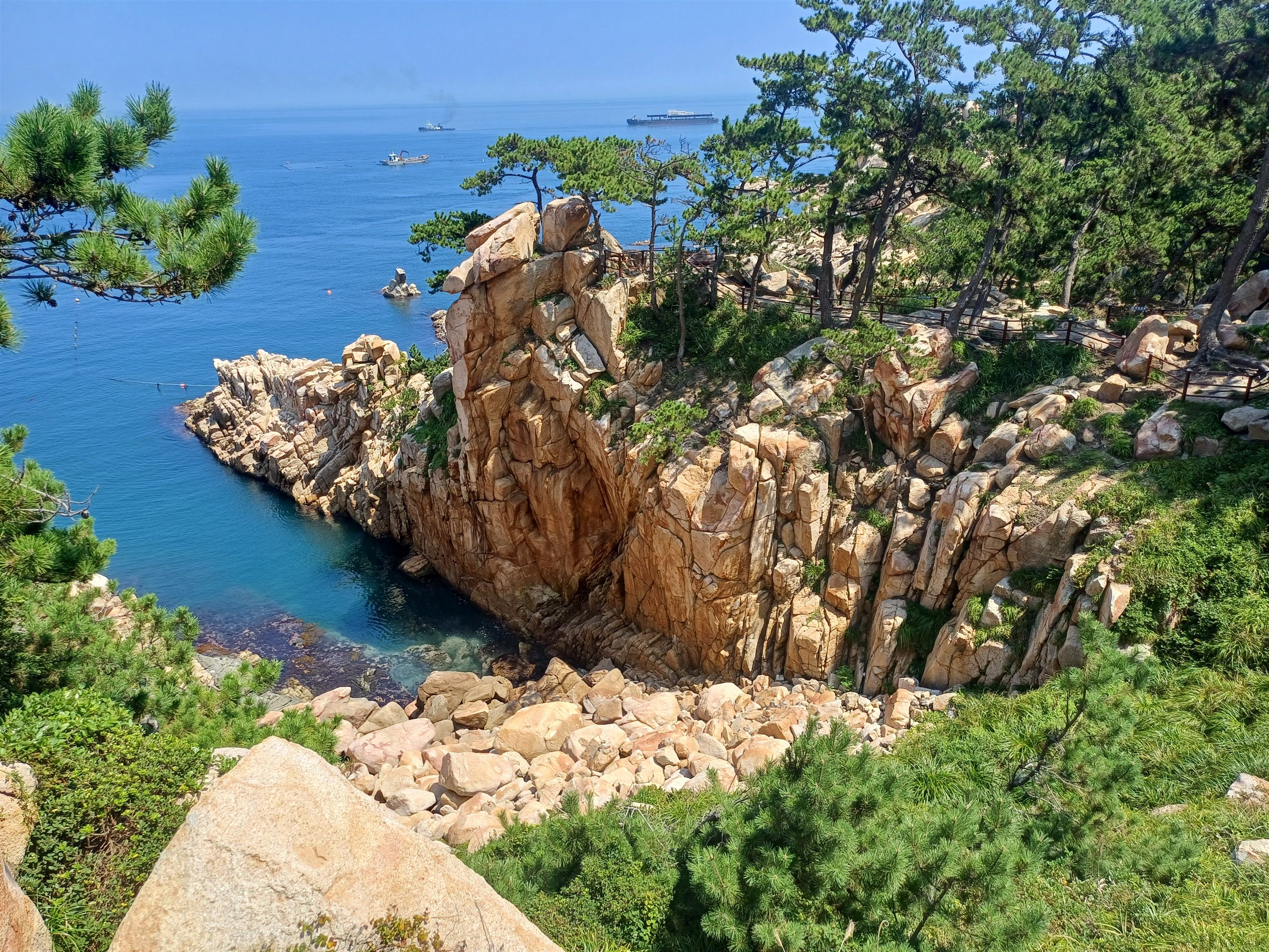 해안 데크 일주를 소재로 한 거리, 일상의 냄새와 호응.